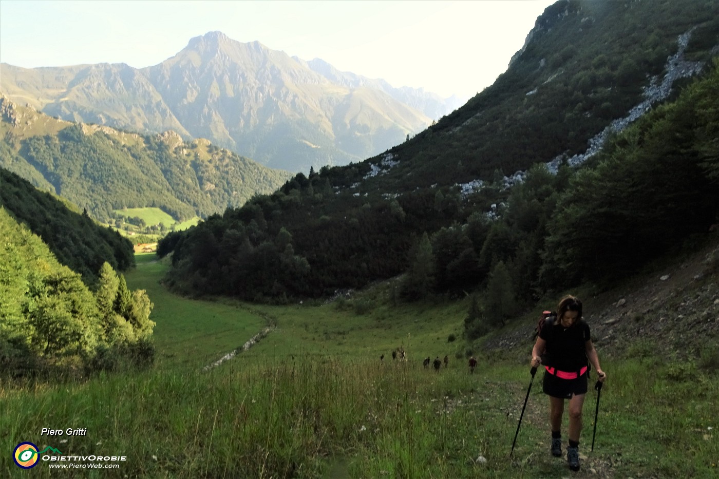 16 Risalendo la verde valletta per i Piani di Bobbio per scorciatoie.JPG